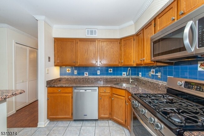 Building Photo - 603 Porter Way W