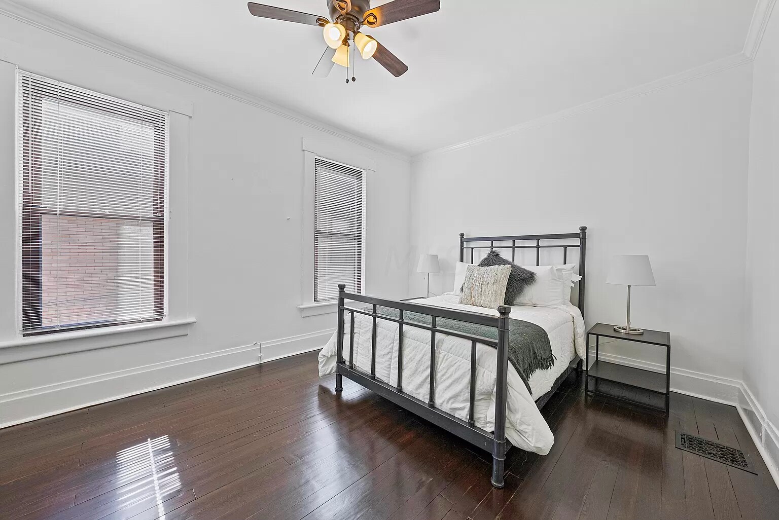 Building Photo - 854 Summit St