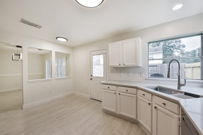 Building Photo - 9202 Bayou Bluff Dr