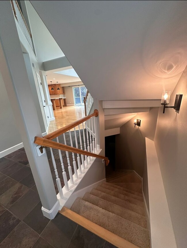Building Photo - Stunning 3 level home with beautiful views