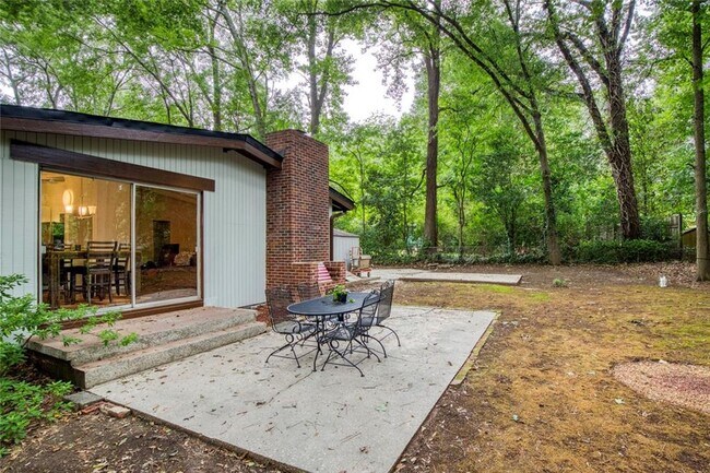 Building Photo - 2700 Brook Park Way