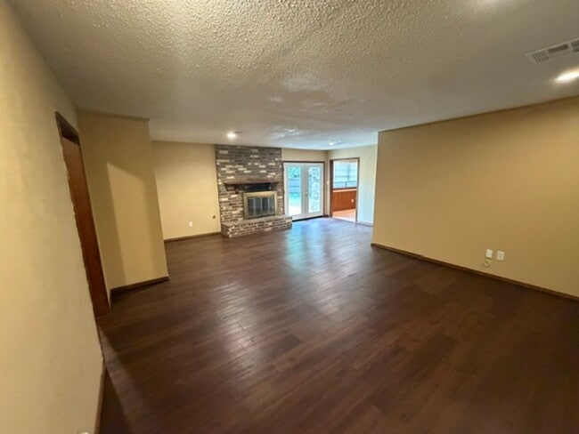 Building Photo - Wonderful east Norman home! Three bed, two bath, two car garage, fully fenced yard!