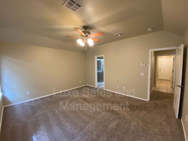 Building Photo - 640 E Linden Ln