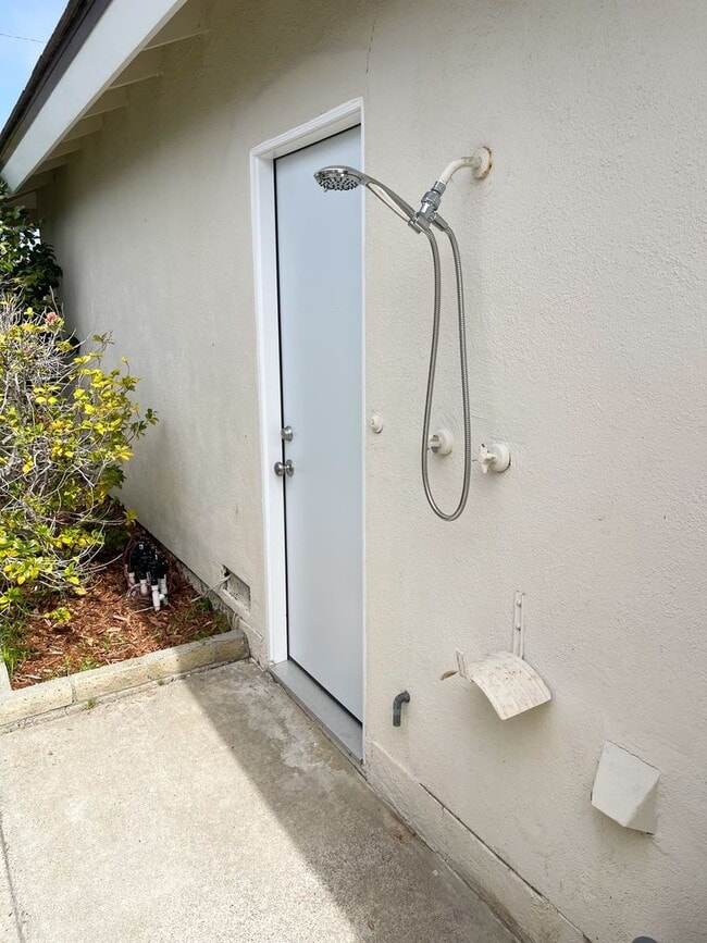 Building Photo - 3 bedroom 2 bath home in desired neighborhood