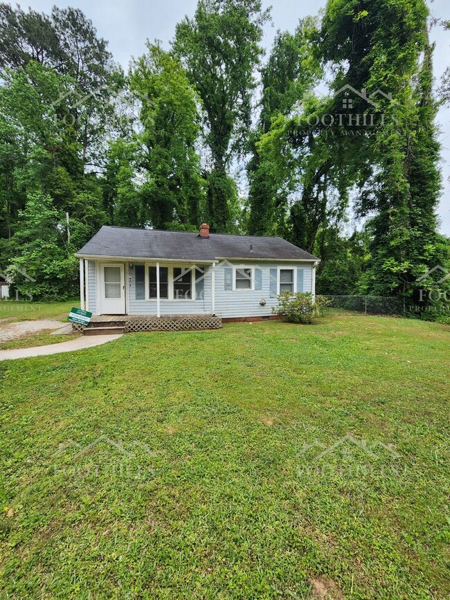 Building Photo - Move-In Ready 3BR Home with New Carpet, Ga...
