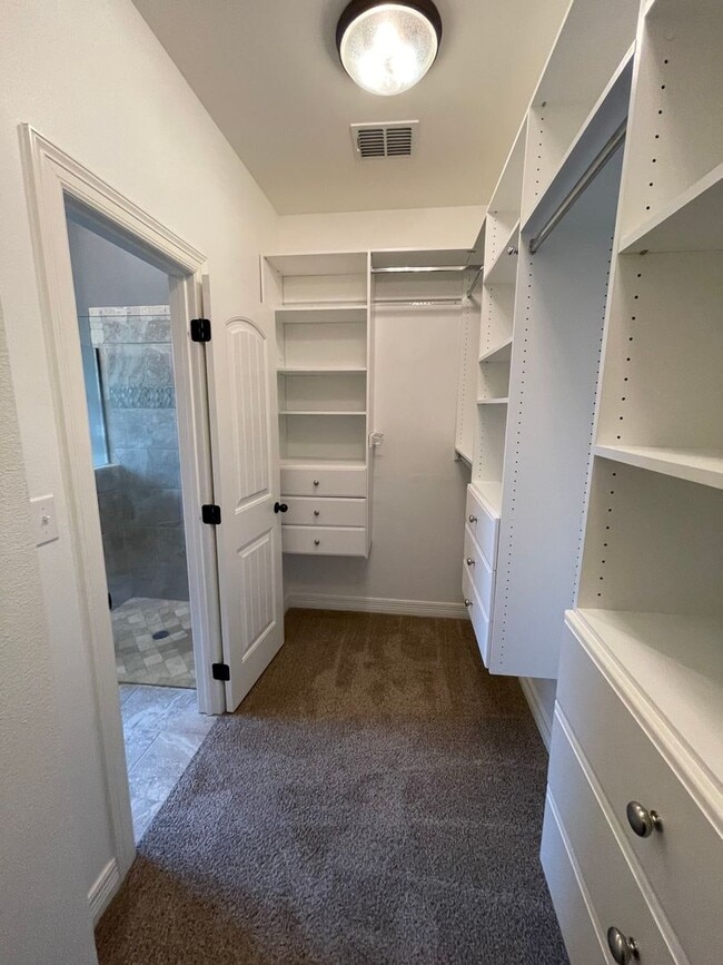 Building Photo - Stunning 4-Bedroom 3-Bath Home for Lease i...