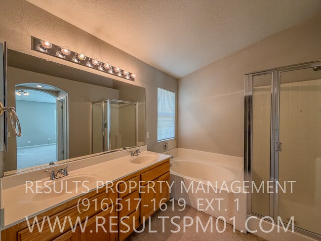 Building Photo - Lovely 4 Bedroom Home in Great Neighborhood