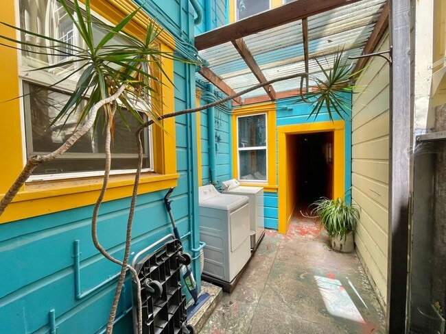 Building Photo - 1BR/1BA Garden Apartment! Laundry! Storage...