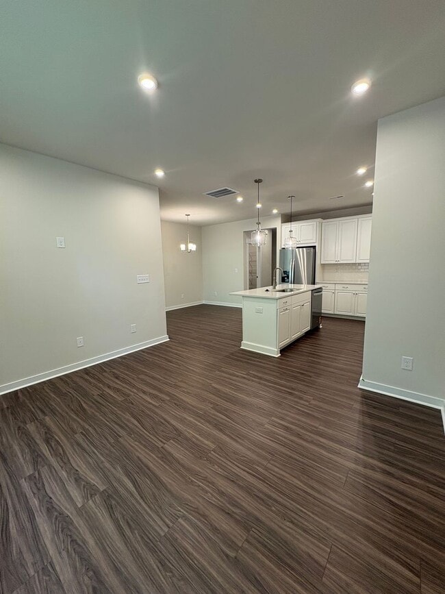 Building Photo - Beautiful End Unit Townhome in Griffith Lakes