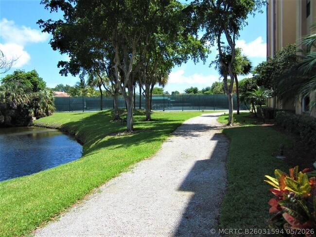 Building Photo - 600 Egret Cir
