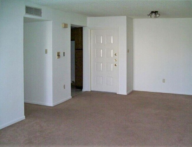 Building Photo - 2816 S Bartell Dr