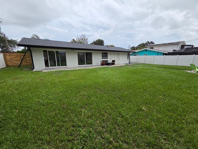 Building Photo - 945 Brookview Ln