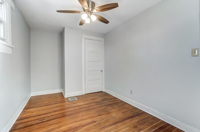 Building Photo - Two Bed, One Bath in Dayton!