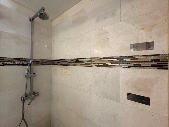 Building Photo - 9350 Fontainebleau Blvd