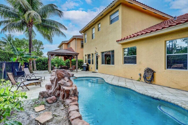 Building Photo - 748 Cresta Cir