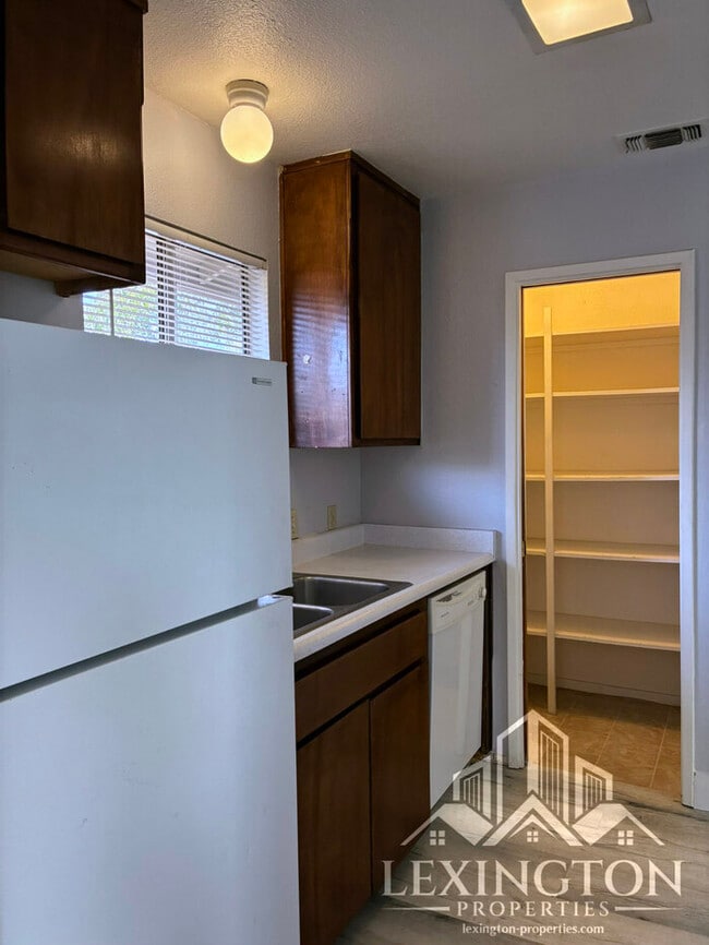 Building Photo - Charming 2BD/1.5BA Sacramento Home, near J...