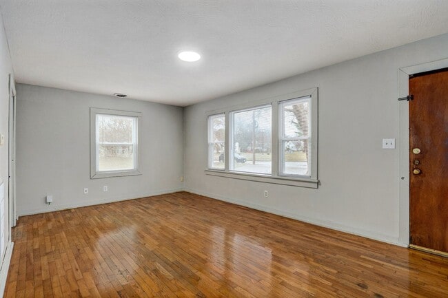 Building Photo - Charming 2 Bed | 1 Bath Home with Updated Interior