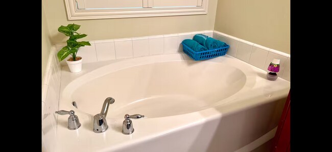 Building Photo - Super Great Deal on this fully furnished 4 BD 2 BA house with a Pool and Solar