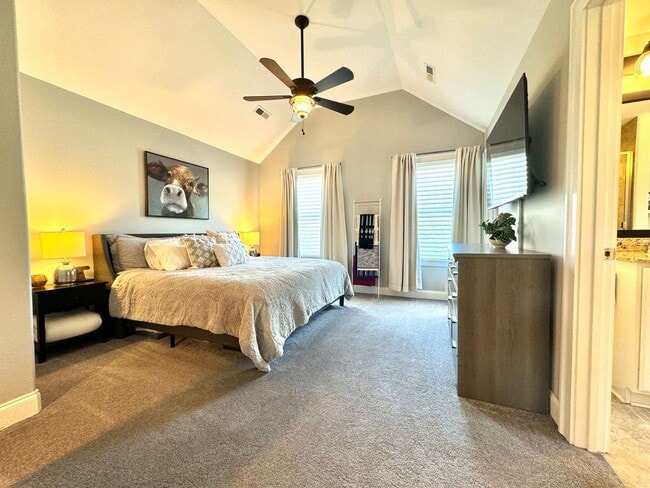 Building Photo - 3 Bedroom, 2.5 Bath Home w/ Fenced Yard and 2 Car Garage