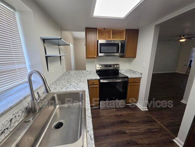 Building Photo - 851 Creekway Ct