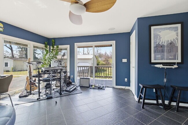 Building Photo - Charming 3-Bed Oasis with Scenic Waterfront Views and Pool 15 minutes from Downtown Nashville