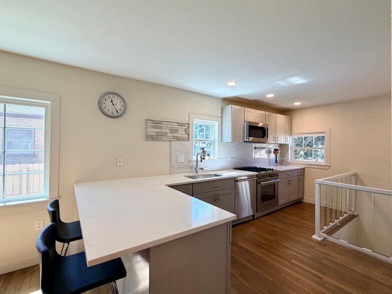 Building Photo - 557 S University Blvd