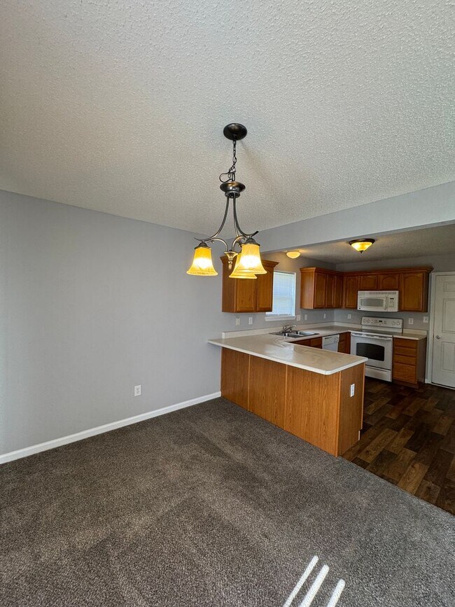 Building Photo - Noblesville 3  - R home