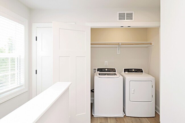 Building Photo - $500 off 1st Month's Rent! Pet-Friendly End-Unit Townhome in Crozet