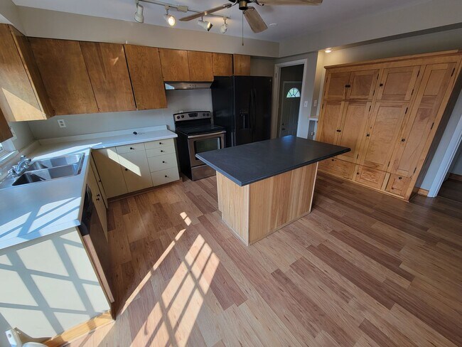 Building Photo - AVAILABLE AUGUST 15th - 4 Bed 3 Bath w/ Spacious Back Deck - SHORT TERM LEASE TILL END OF APRIL