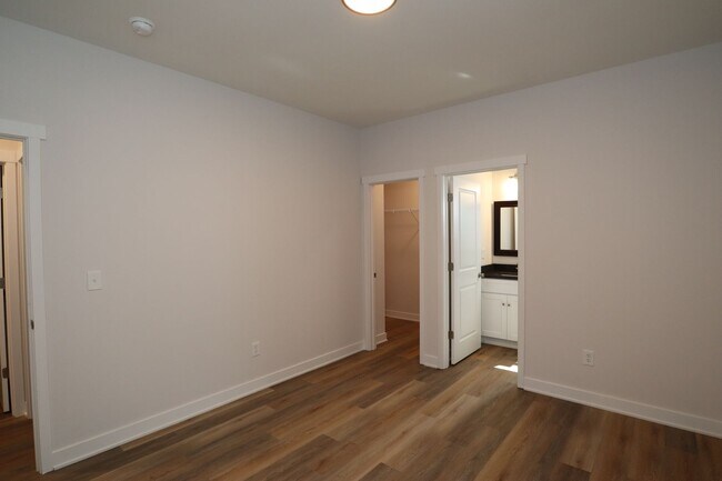 Building Photo - 3 Bedroom Upstairs Duplex in Near Eastside!