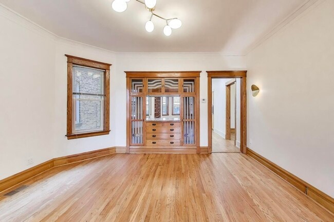 Building Photo - 2241 W Eastwood Ave