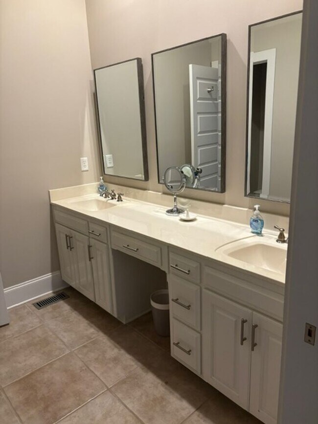 Building Photo - Available Now Fully Furnished Town Home in Hammonds Ferry!