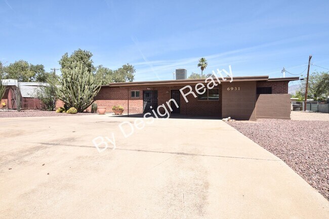 Building Photo - Spacious 3 Bed 2 Bath Eastside Home w/Huge Yard & Fireplace
