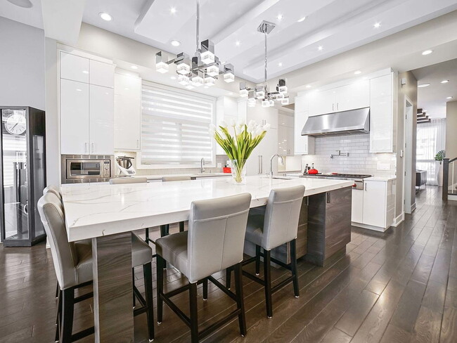 Building Photo - "Spacious 5-Bedroom Gem with 3 Full Baths in the Heart of Chicago – 4,200 Sq Ft of Comfort and St...