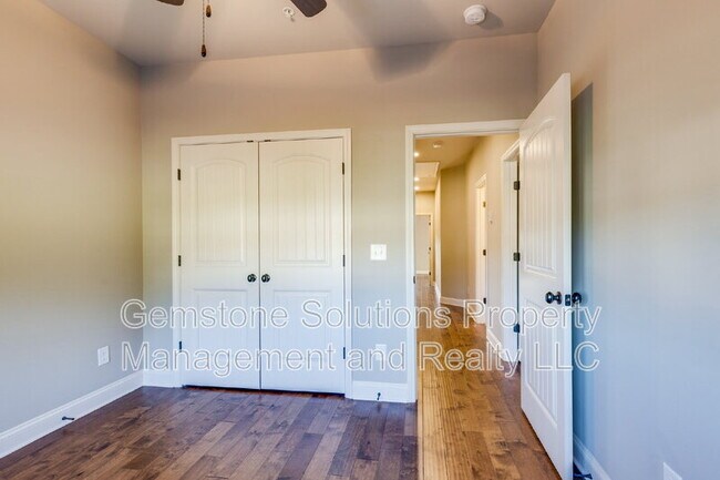 Building Photo - 1664 Hampshire Pl