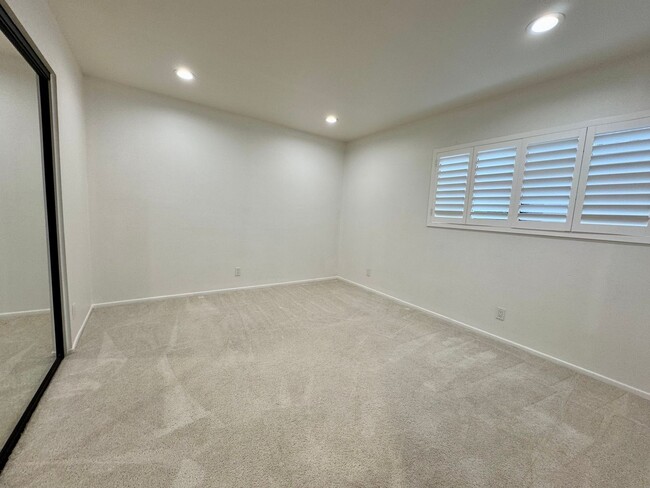 Building Photo - Stunning Tri-Level Townhome in Culver City