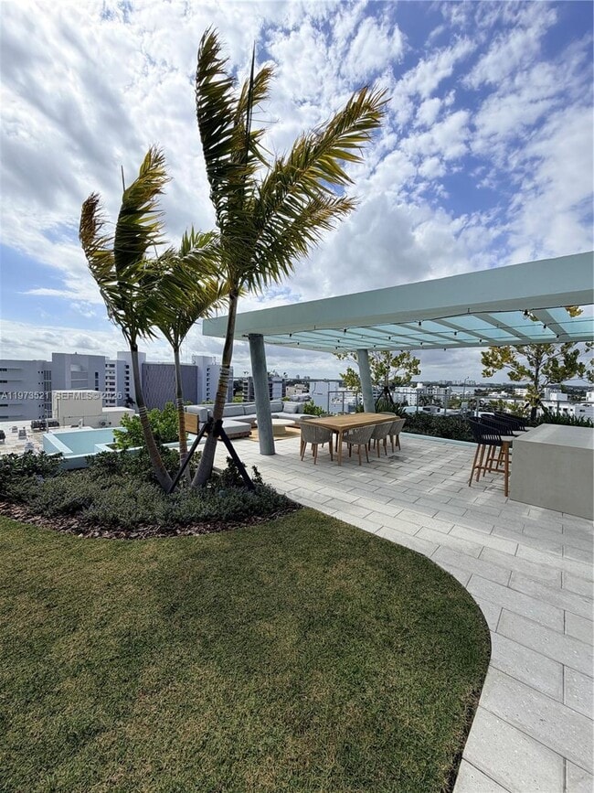 Building Photo - 9201 E Bay Harbor Dr