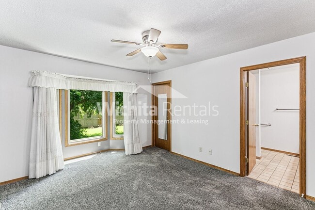 Building Photo - Large 3 bedroom 3 bath home in West Wichita
