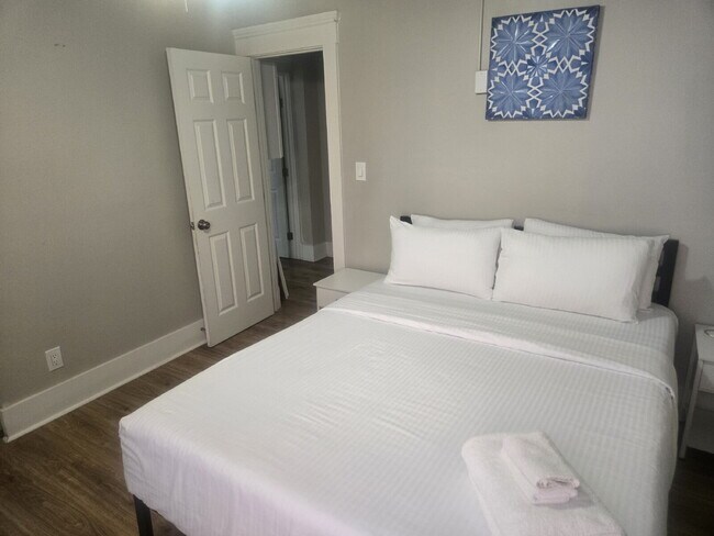 Building Photo - "2-Bed Apartment on South Brook St, Louisville!"