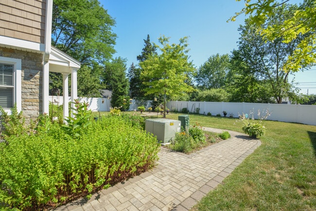 Building Photo - 341 Meadowside Rd