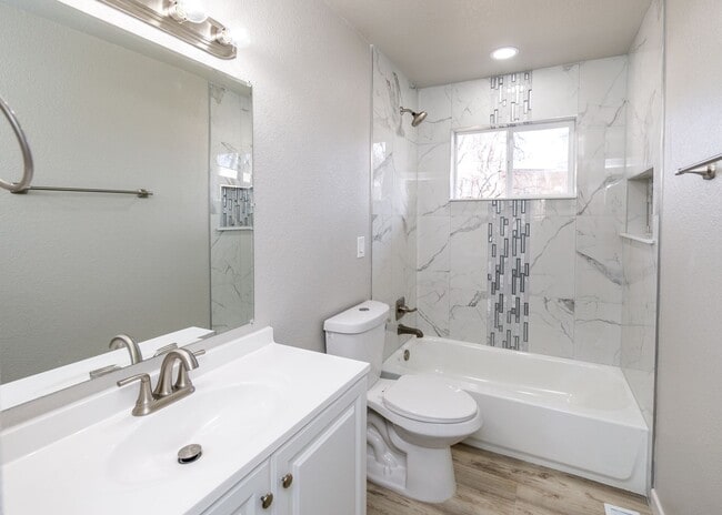 Building Photo - Newly Remodeled 5 Bed Home with Huge Yard