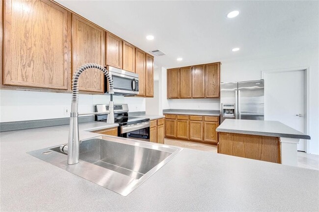 Building Photo - 1200 Del Roy Dr