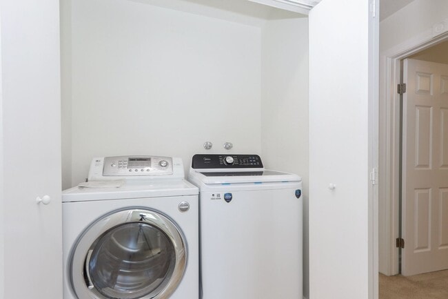 Building Photo - 3 Bed / 2.5 Bath light and spacious townho...