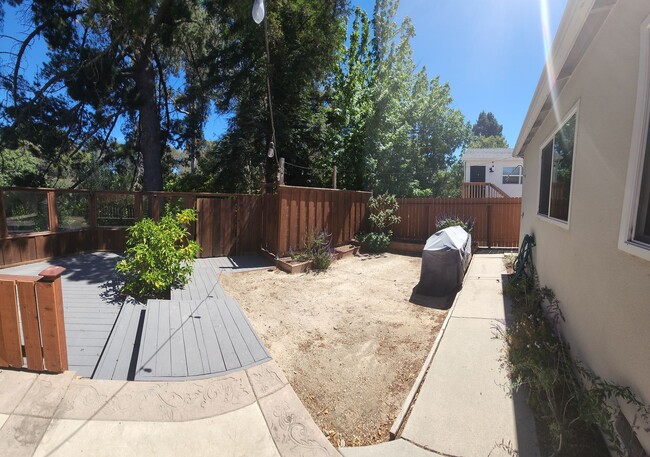 Building Photo - Beautiful, updated home close to Poly and ...