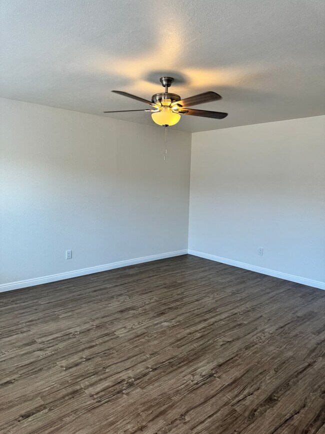 Building Photo - Coleen Ct | Newly Remodeled 2 Bedroom 1 Ba...