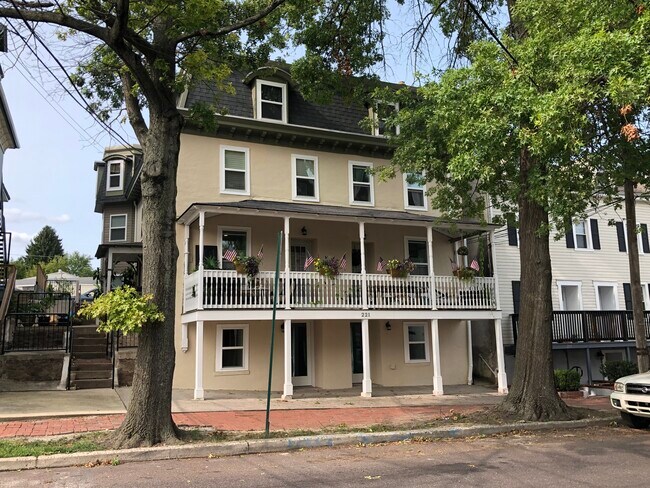 Building Photo - 221 High St