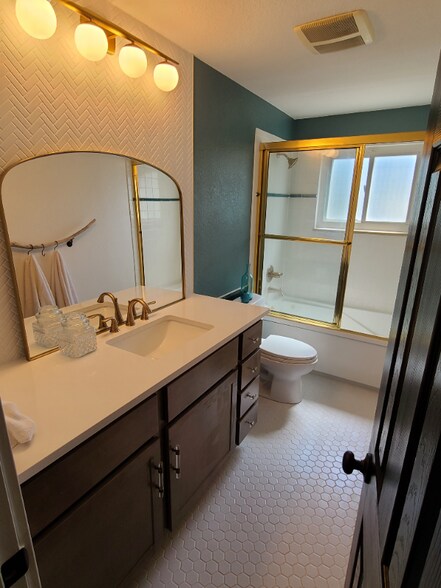 Building Photo - 4240 Aurora Ave