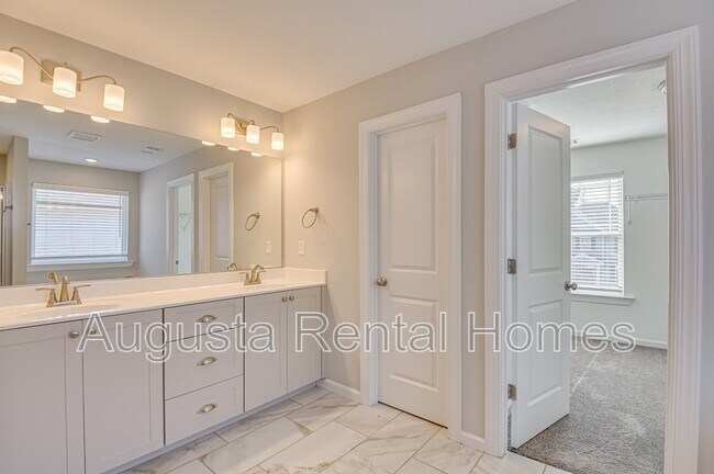 Building Photo - 909 Chesford Dr