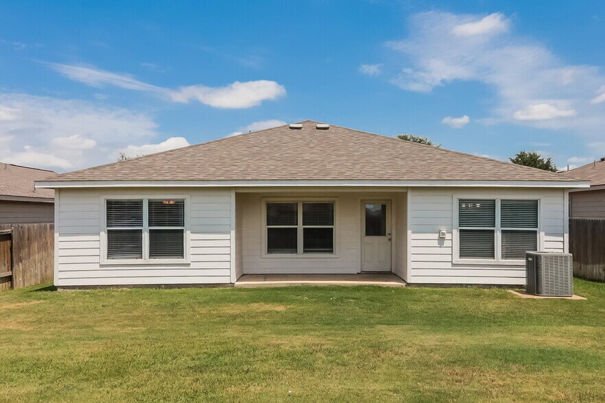 Building Photo - 2033 Pine Knoll Way