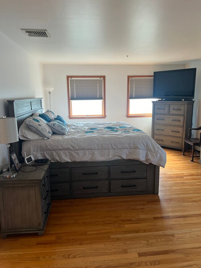 Building Photo - 33 Gainsborg Ave E